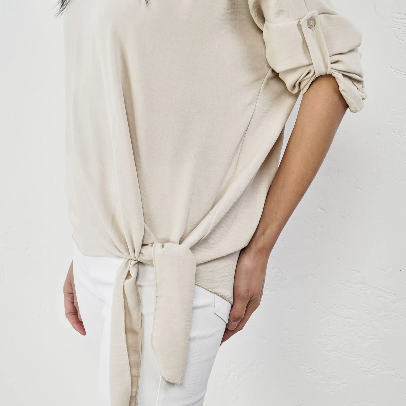 Blusa beige con fiocco