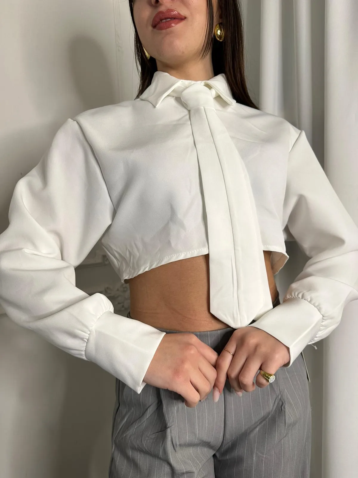 Camicia cropped con cravatta bianca