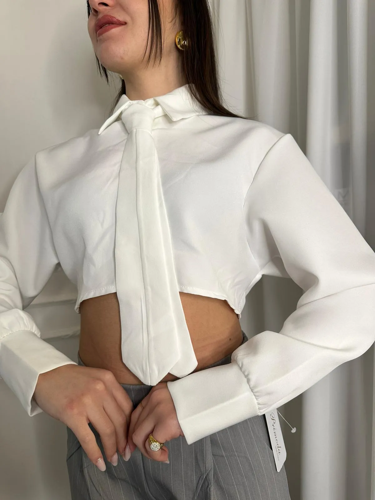 Camicia cropped con cravatta bianca