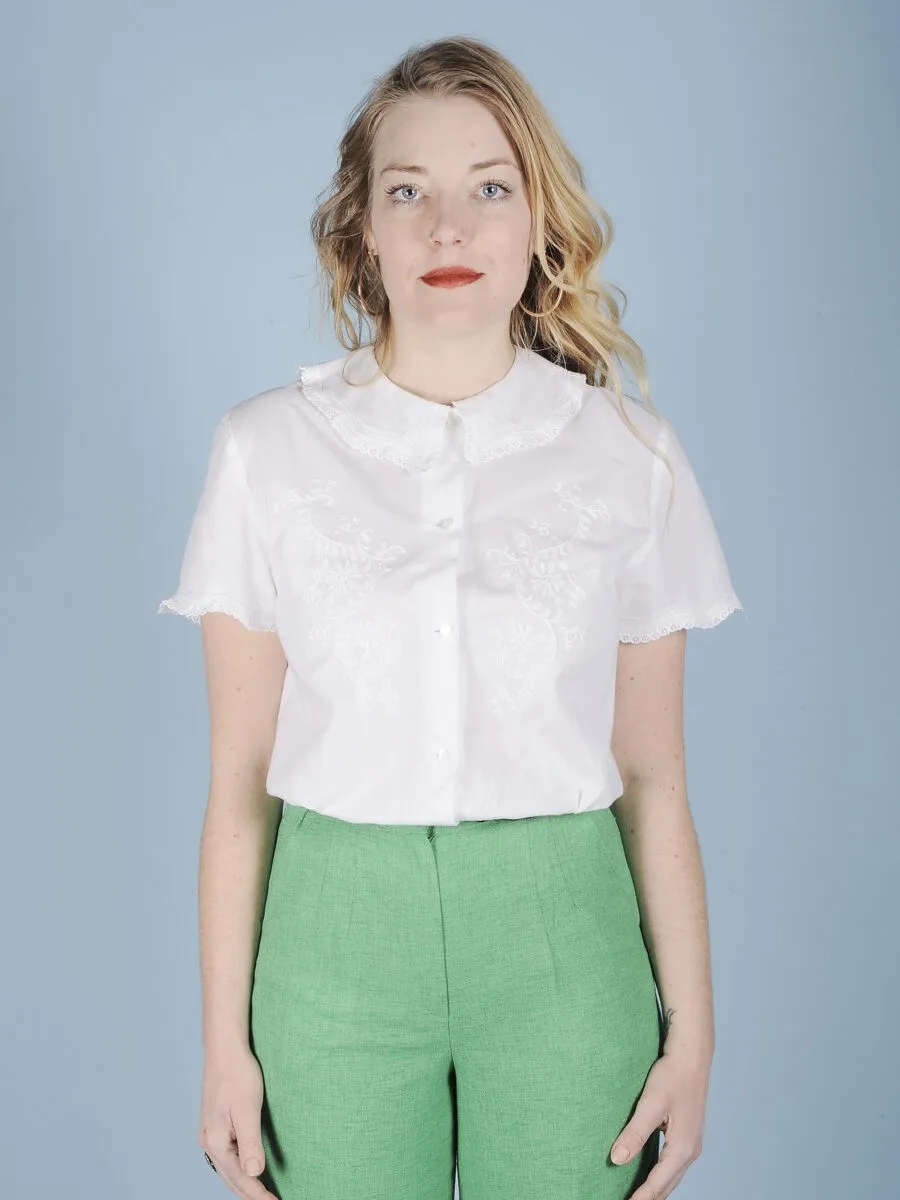 Camicia in cotone ricamata con colletto romantico