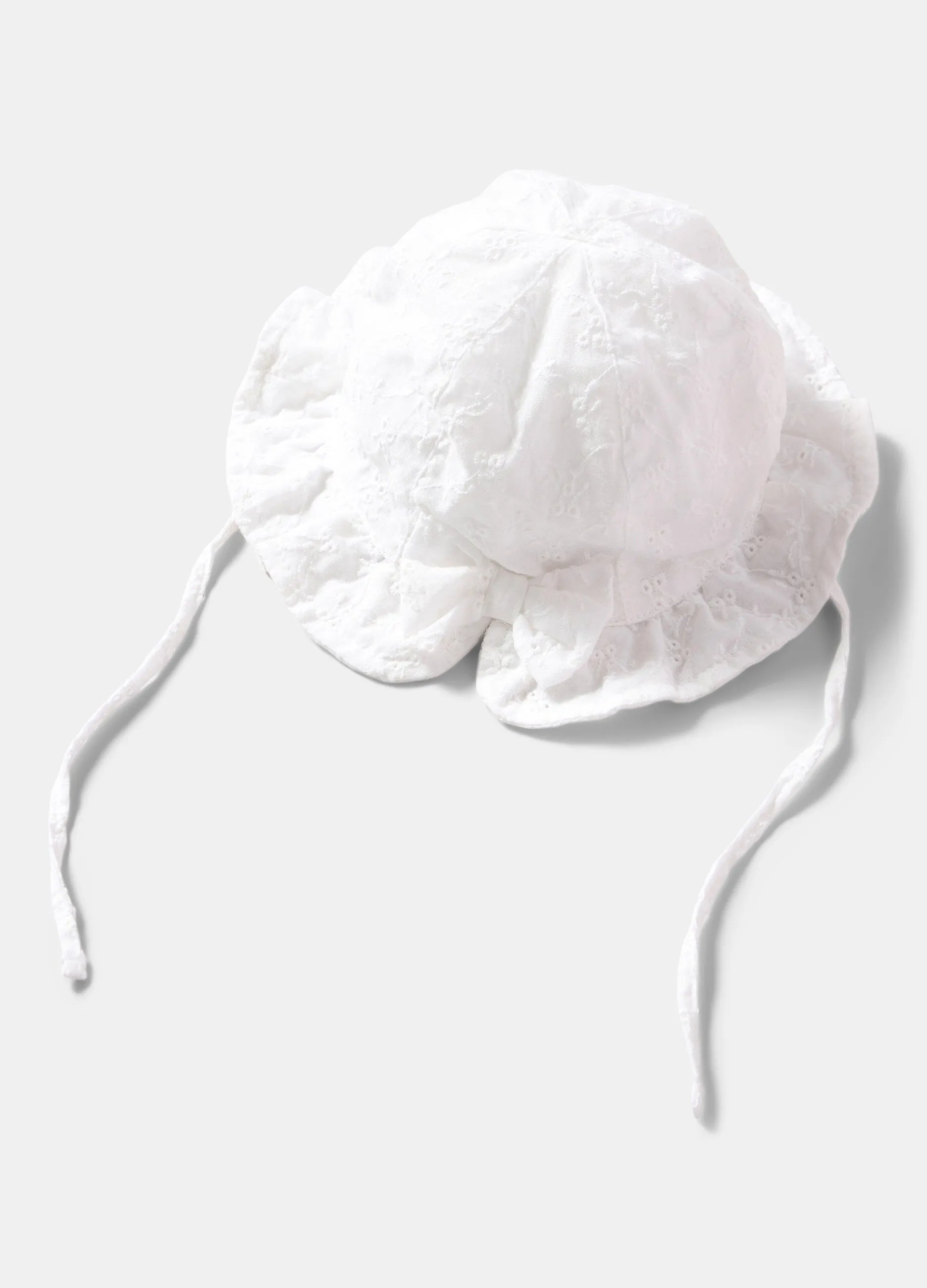 Cappellino in sangallo con fiocco neonata