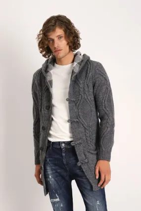 Cappotto lungo intrecciato con cappuccio e abbottonatura