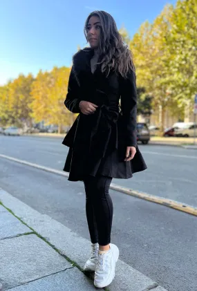 Cappotto nero in taglio asimmetrico con balze
