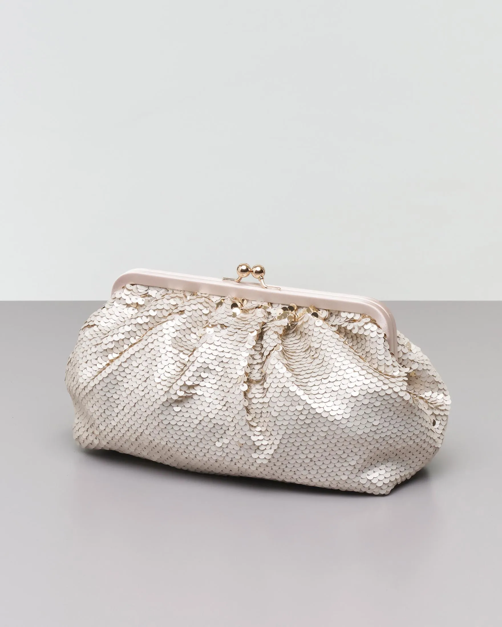 Clutch rivestita in paillette reversibili color sabbia e oro con chiusura in metallo tono su tono