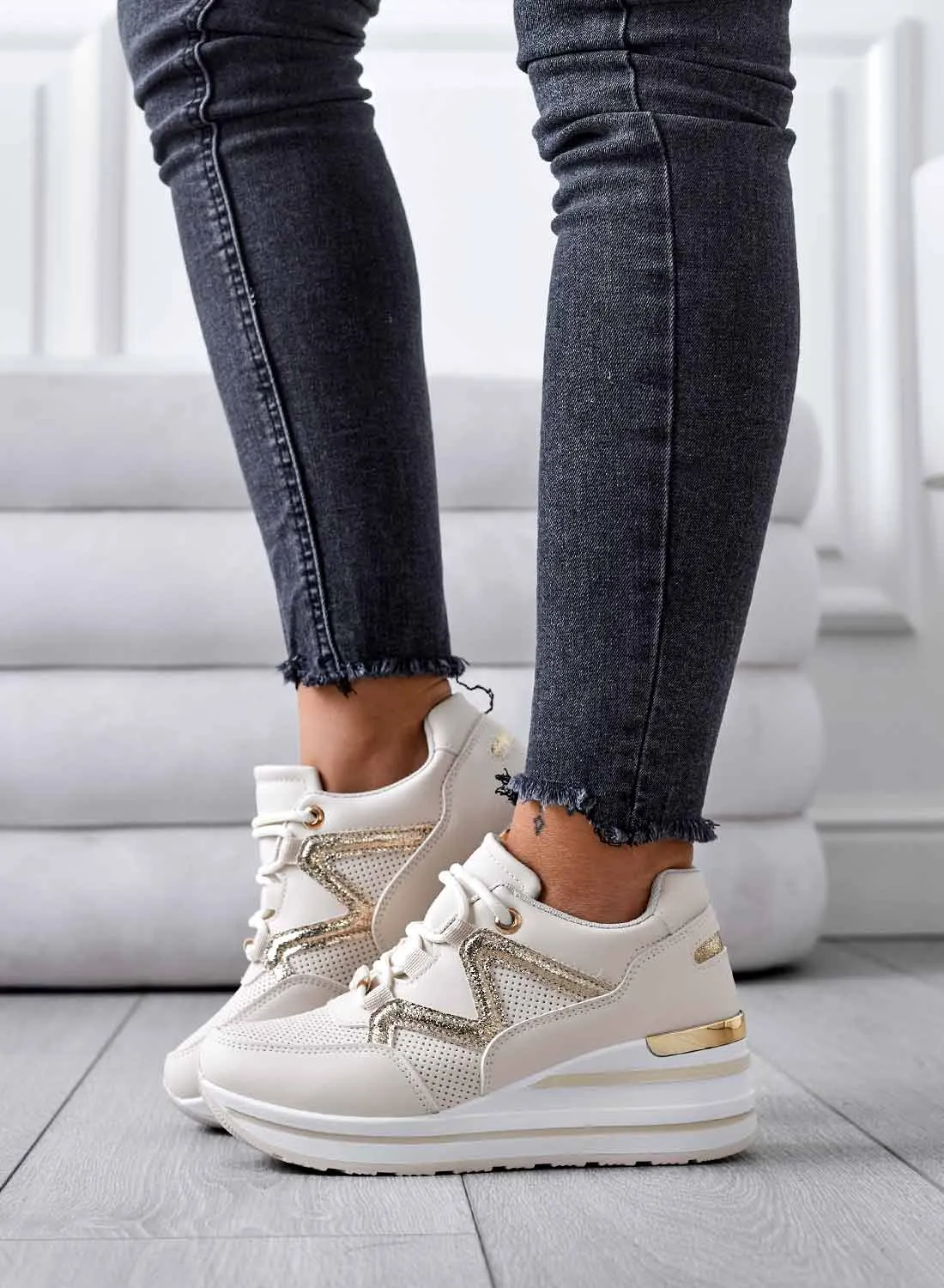 FIAMMA - Sneakers beige con zeppa ed inserti oro