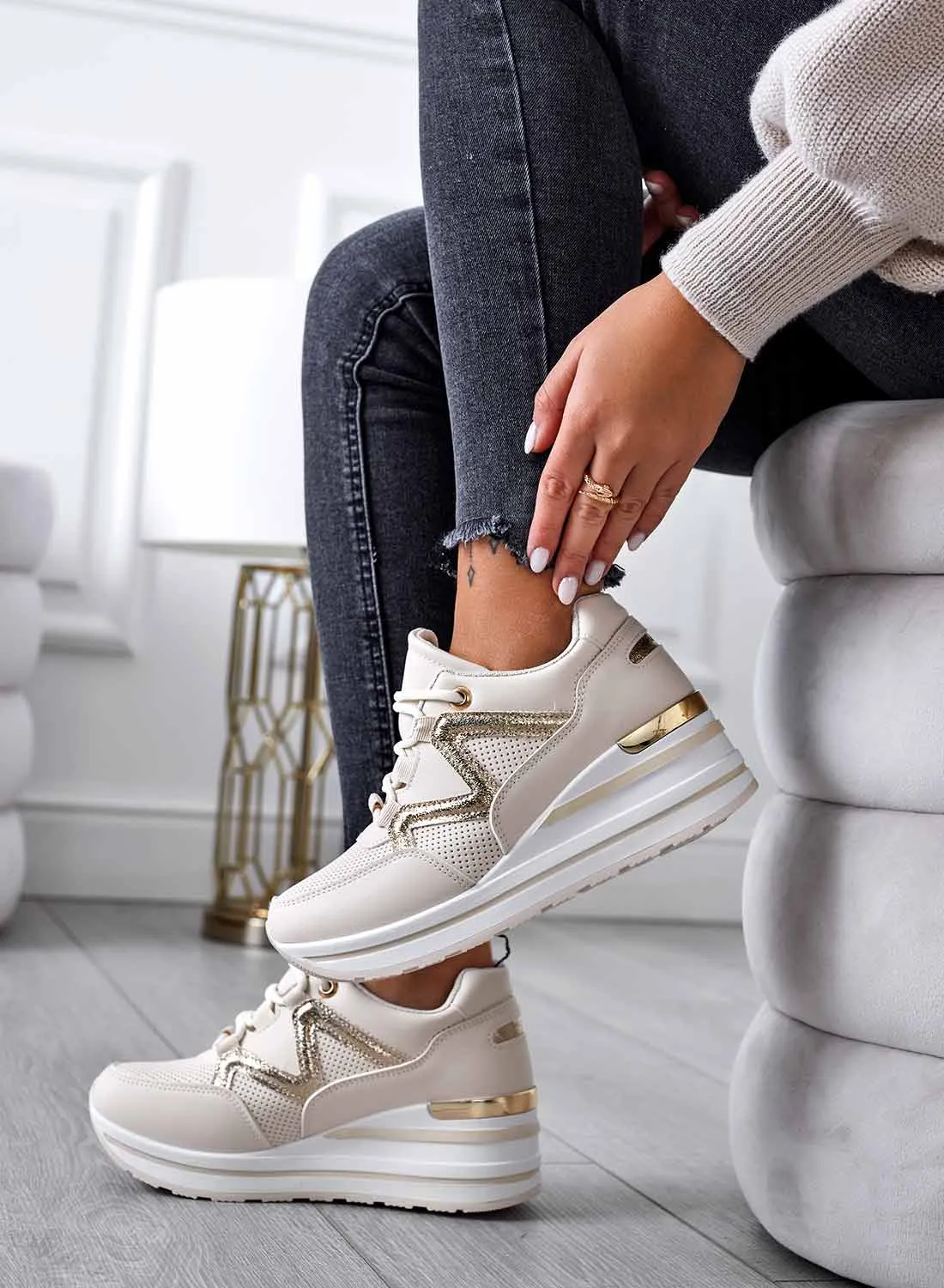 FIAMMA - Sneakers beige con zeppa ed inserti oro