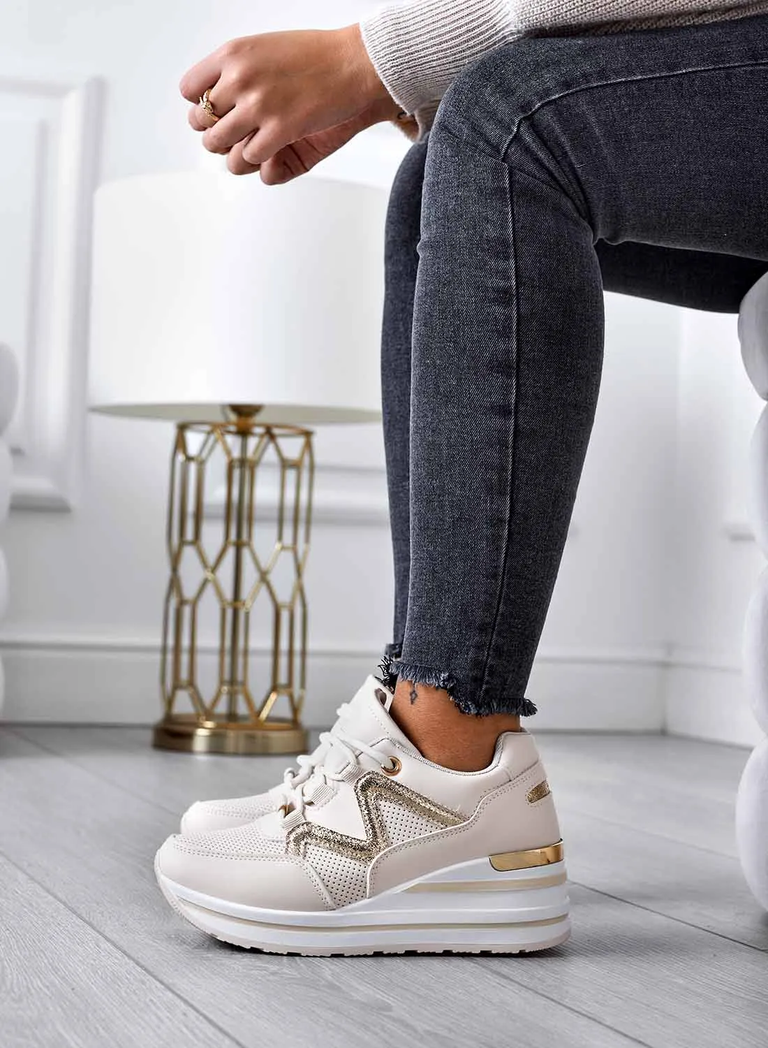 FIAMMA - Sneakers beige con zeppa ed inserti oro