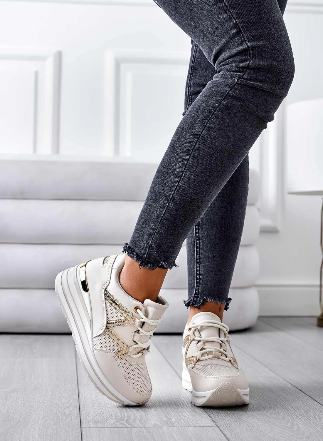 FIAMMA - Sneakers beige con zeppa ed inserti oro