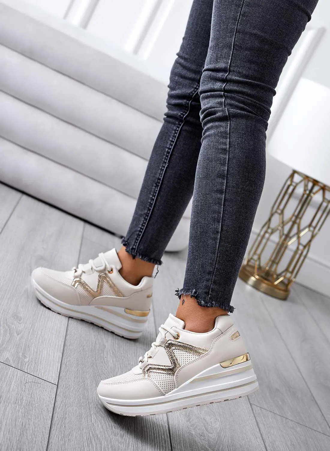 FIAMMA - Sneakers beige con zeppa ed inserti oro