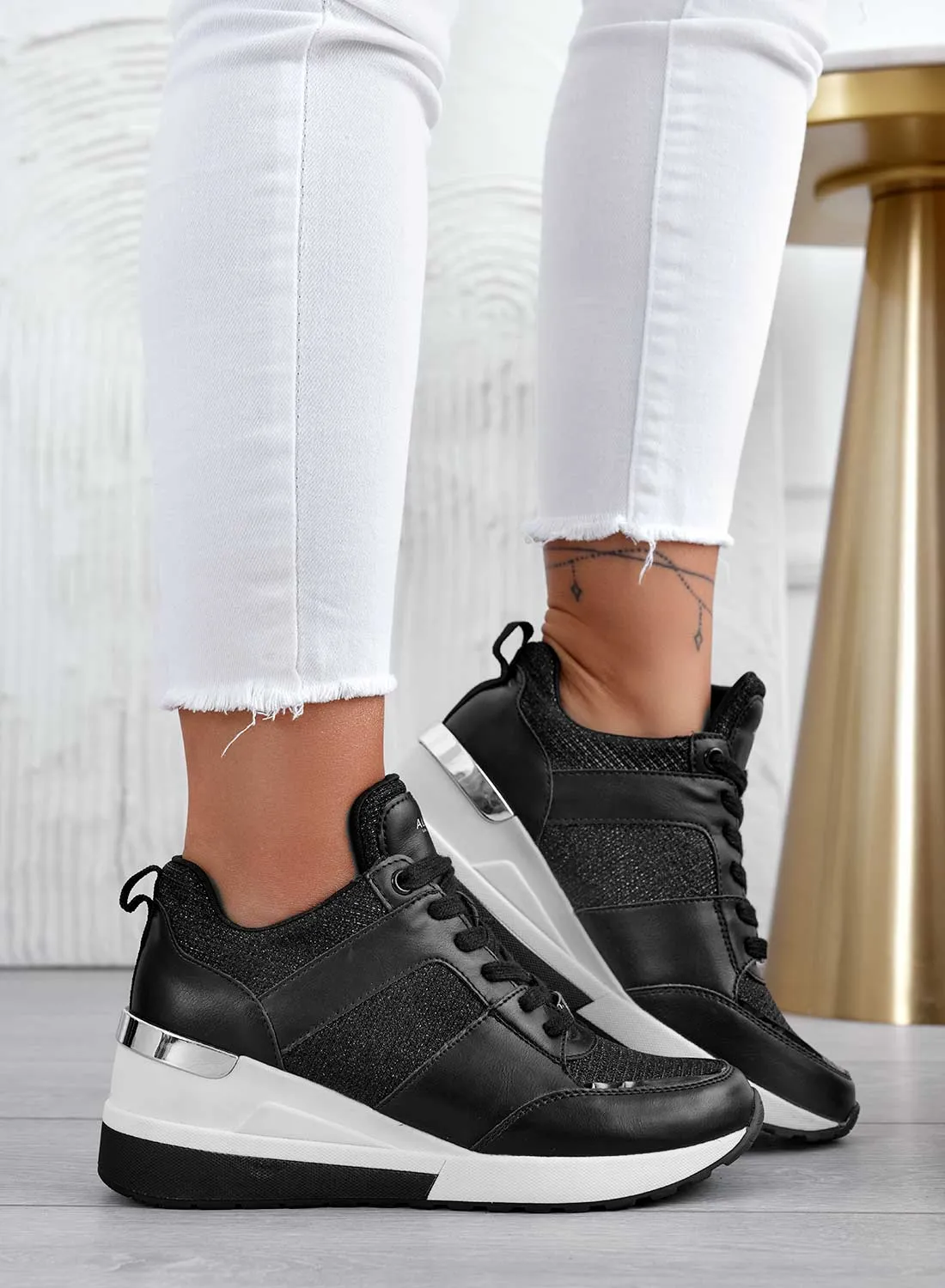 ILIZIA - Sneakers nere Alexoo con zeppa e inserti oro