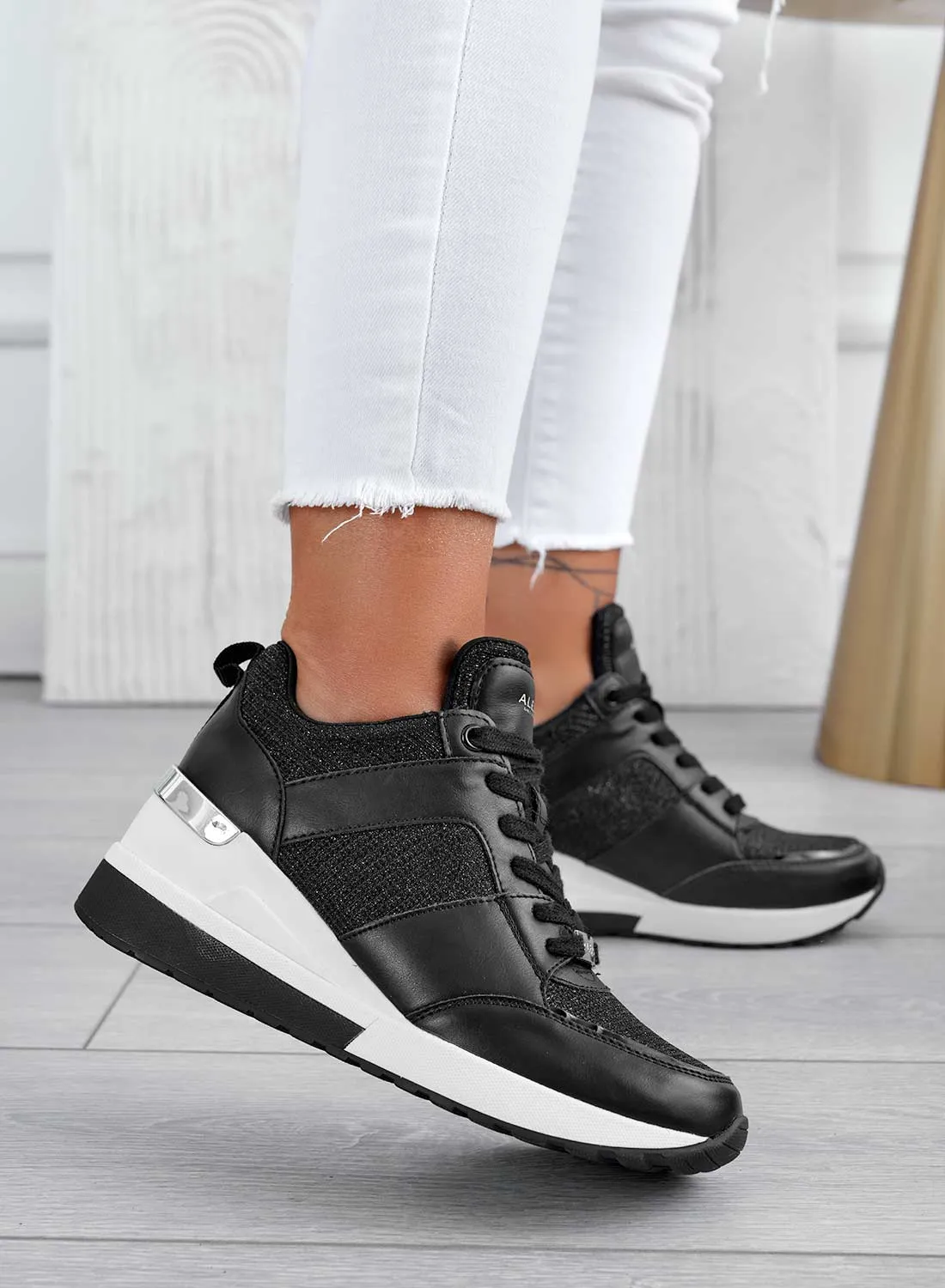 ILIZIA - Sneakers nere Alexoo con zeppa e inserti oro