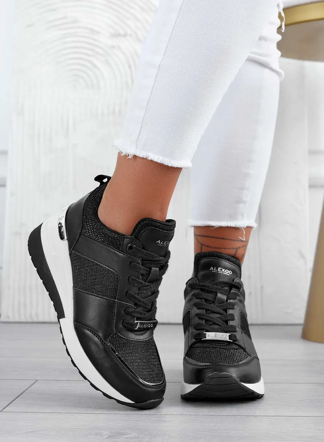 ILIZIA - Sneakers nere Alexoo con zeppa e inserti oro