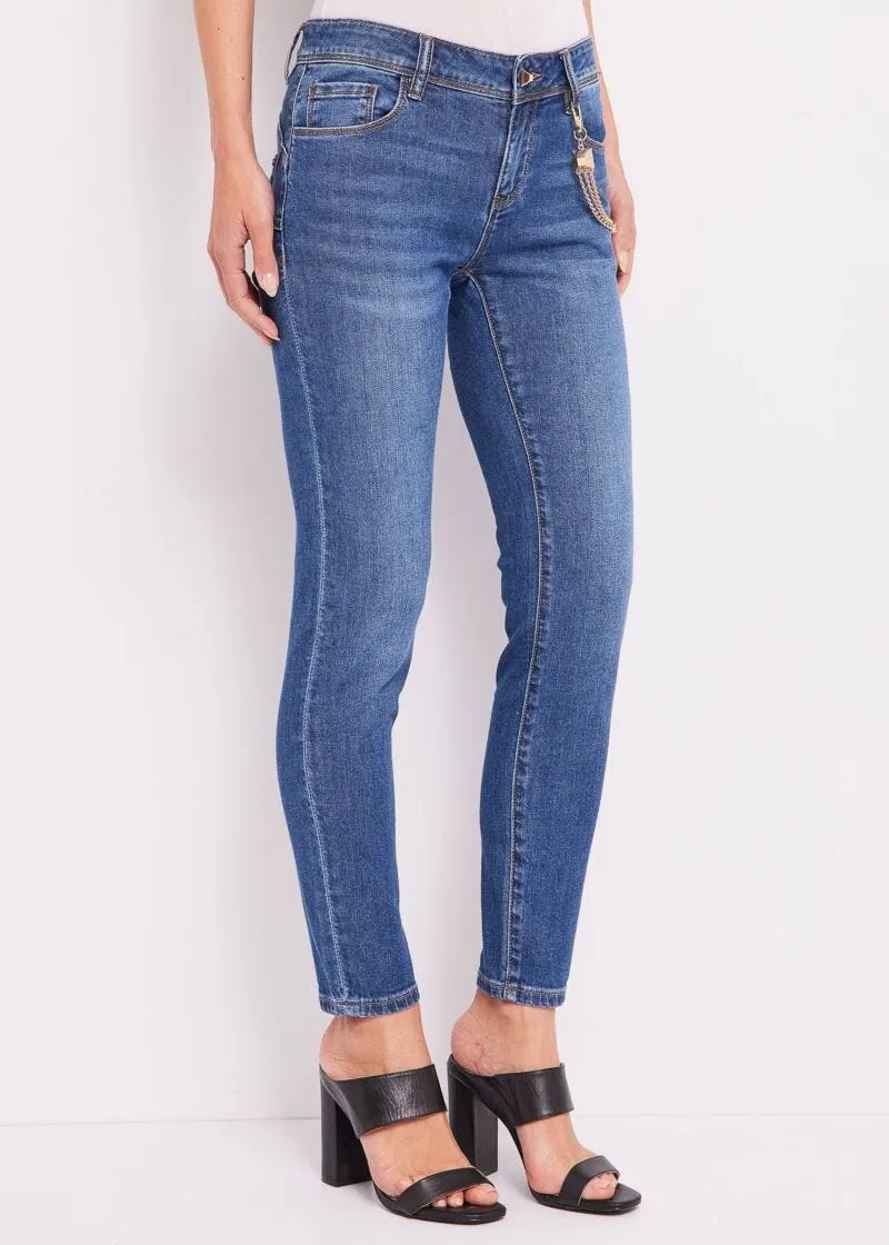 Jeans skinny cropped con catena