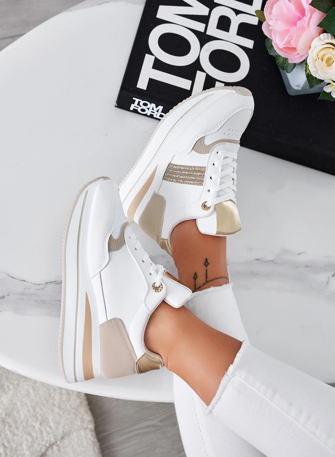 MARGOT - Sneakers bianche con inserti e strass oro