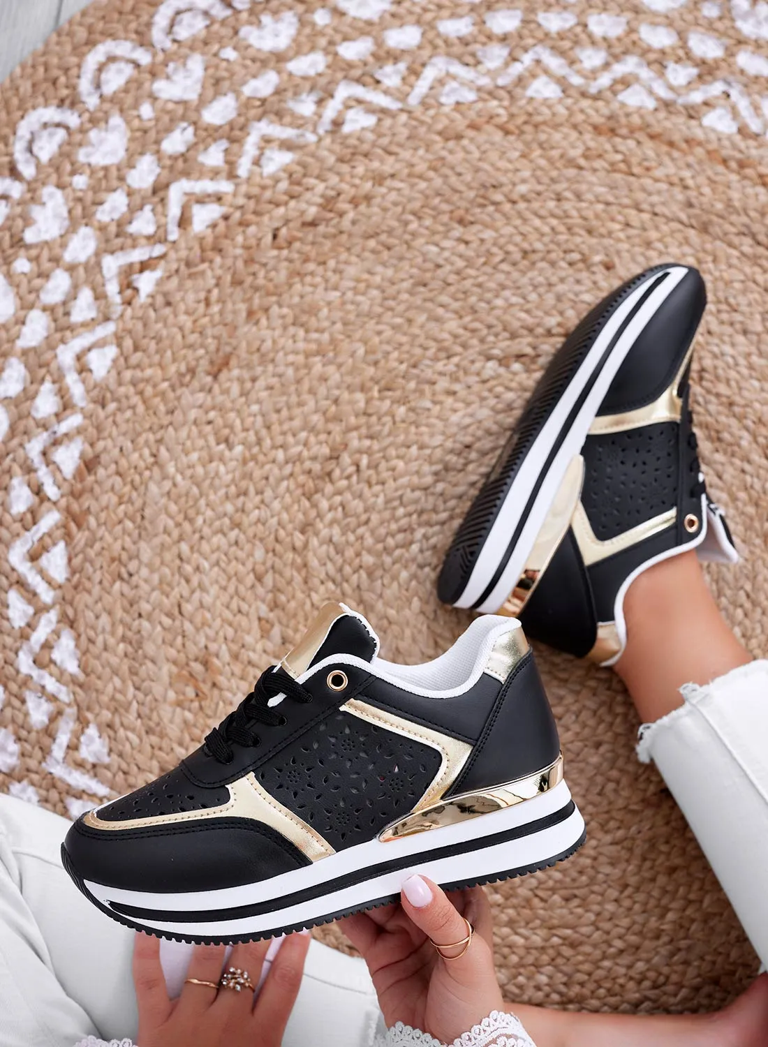 MINA - Sneakers nere traforate con inserti oro