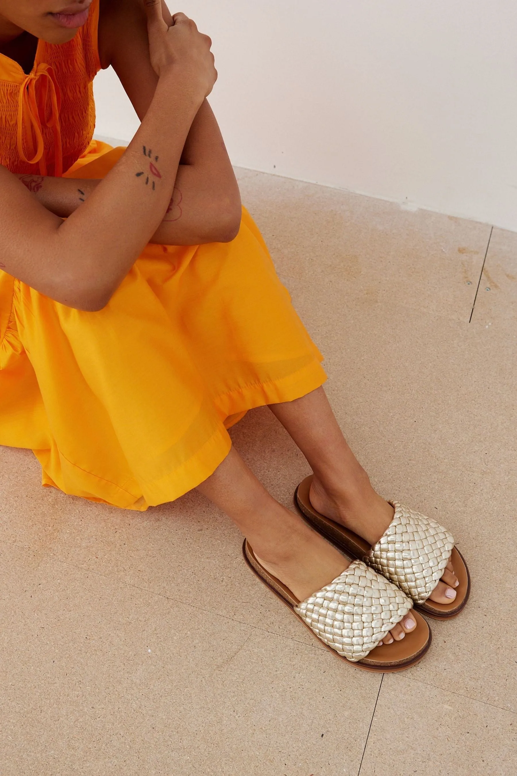 Oliver Bonas - Sandali a ciabatta in pelle intrecciata