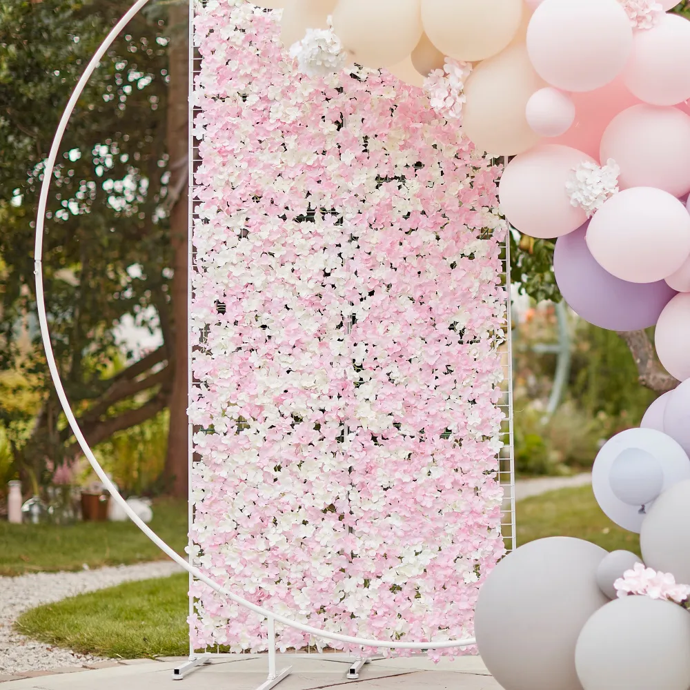 Parete di fiori di ortensia bianca e rosa