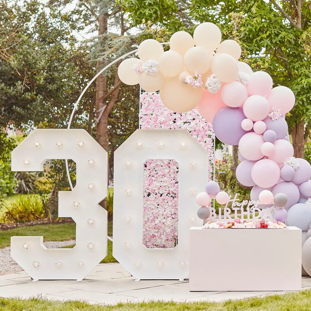 Parete di fiori di ortensia bianca e rosa