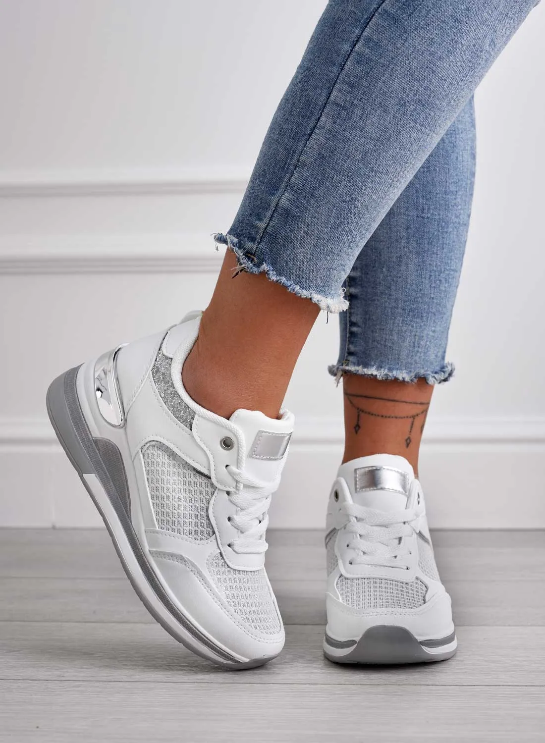 RIVET - Sneakers bianche con inserti glitter argento