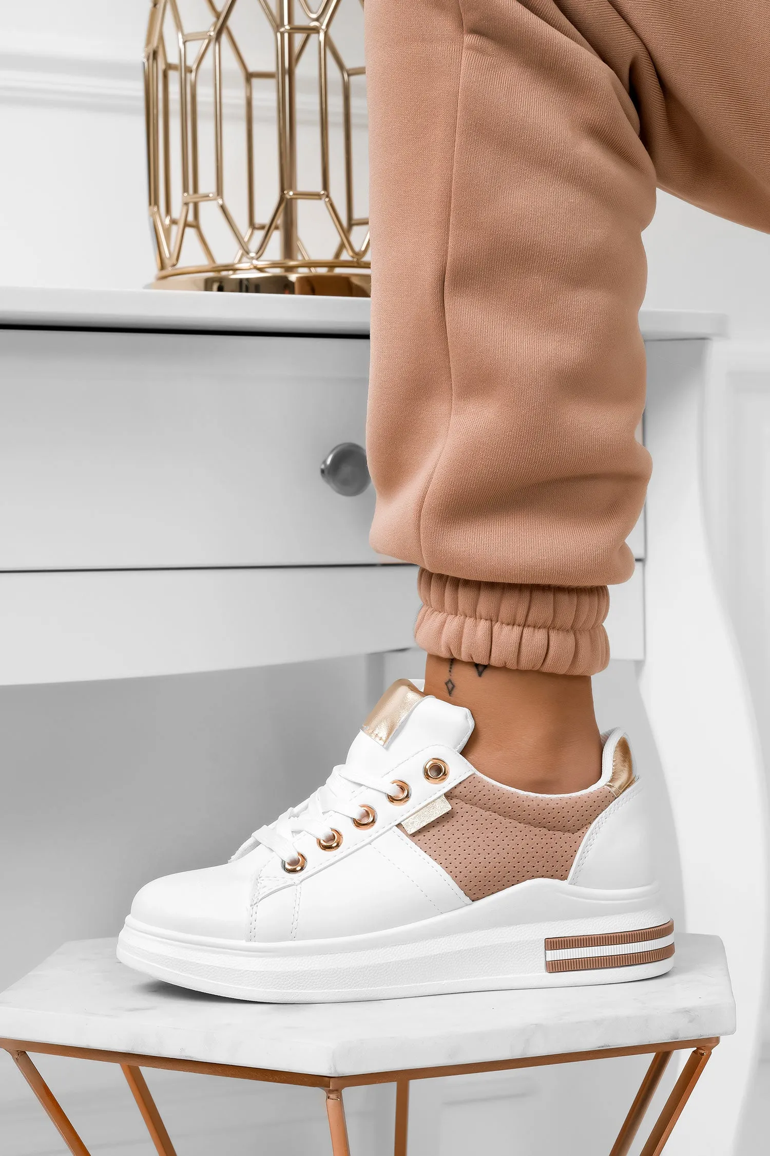 Sneakers bianche con inserti traforati