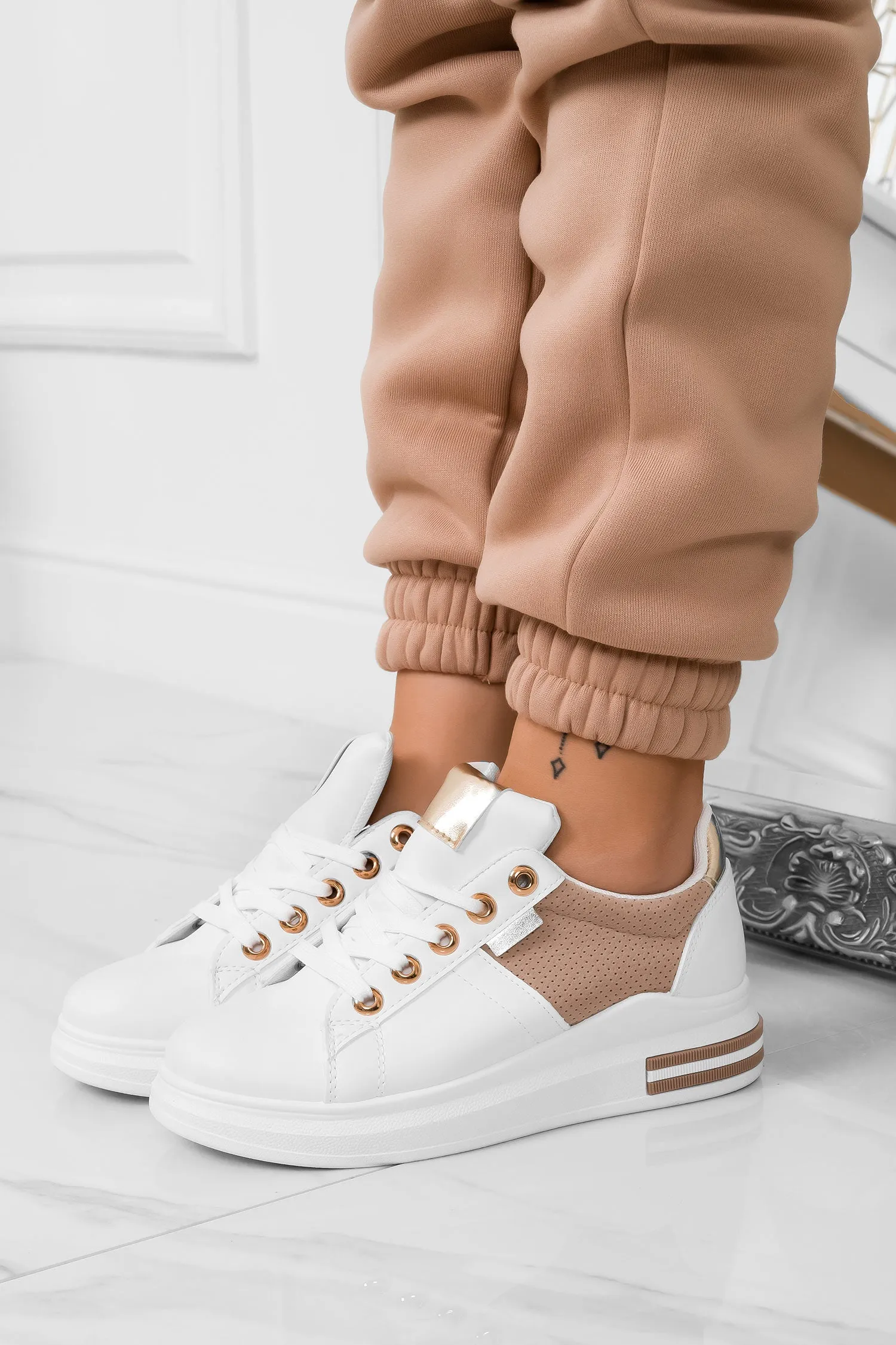 Sneakers bianche con inserti traforati