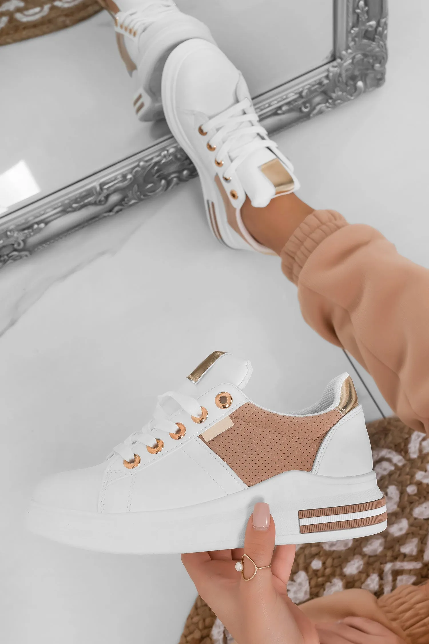 Sneakers bianche con inserti traforati