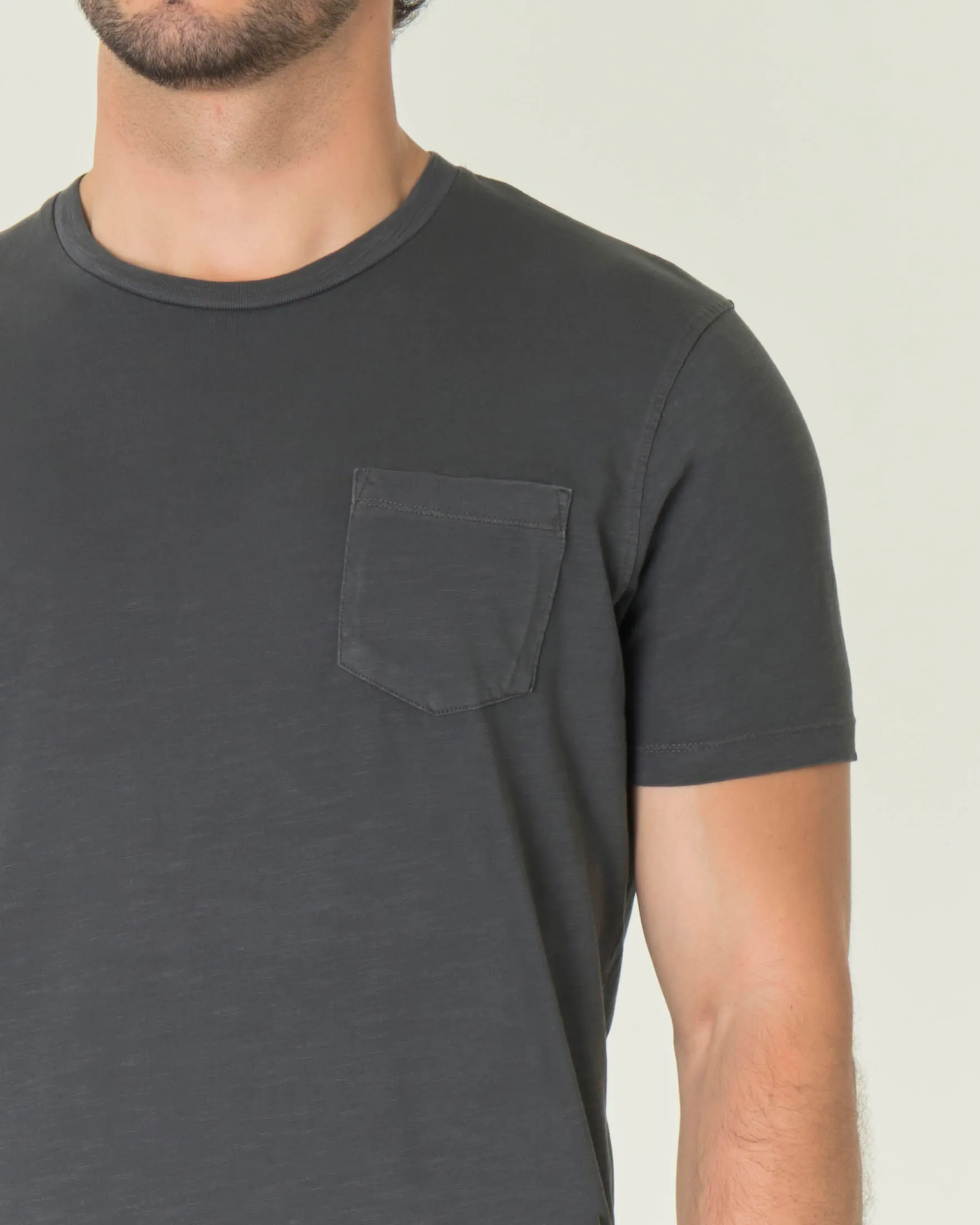 T-shirt antracite mezza manica in cotone fiammato con taschino applicato sul petto