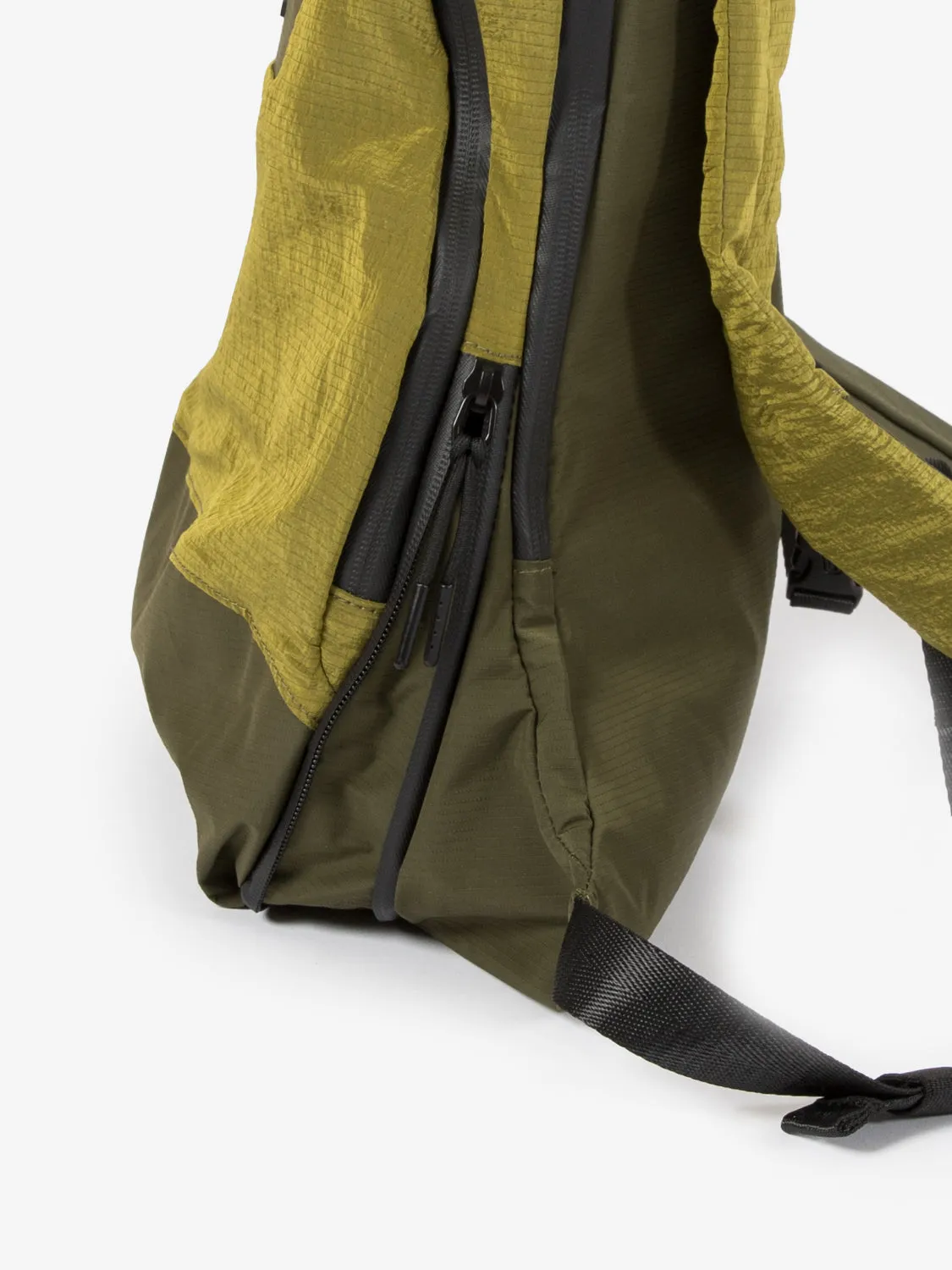 Zaino slim in tessuto espandibile porta pc 15'' verde